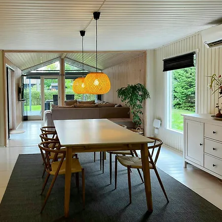 Nordic Retreat With Wilderness Bath Near Marielyst Semesterbostad Bøtø By